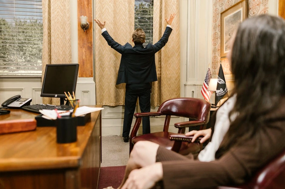 Team di consulenti legali di Prime Logic Advisory in una riunione strategica.